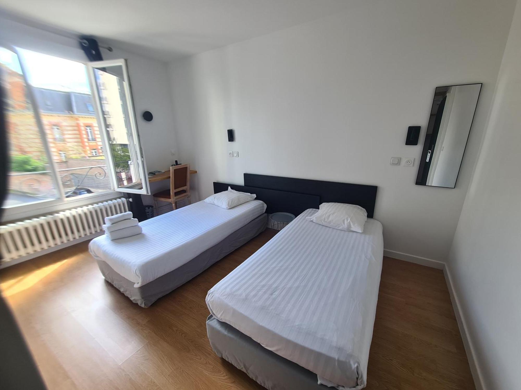 Logis Hotel Du Cirque Troyes Centre Historique Eksteriør billede