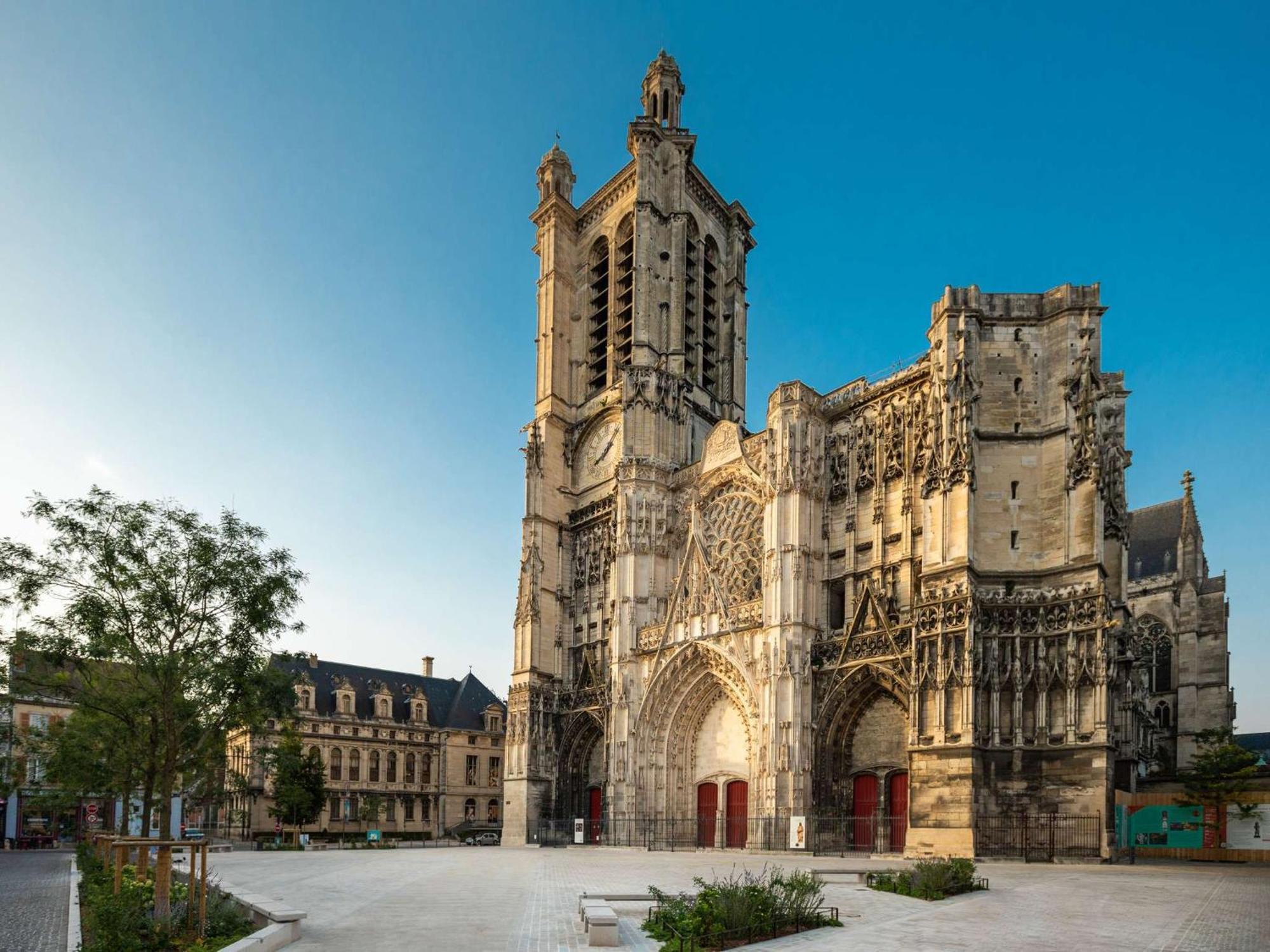 Logis Hotel Du Cirque Troyes Centre Historique Eksteriør billede