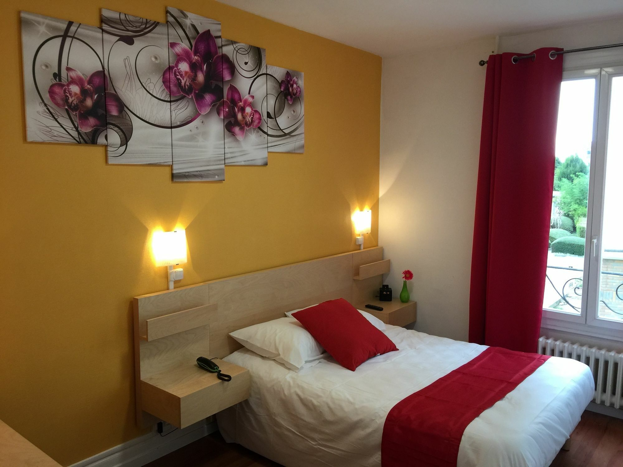 Logis Hotel Du Cirque Troyes Centre Historique Eksteriør billede