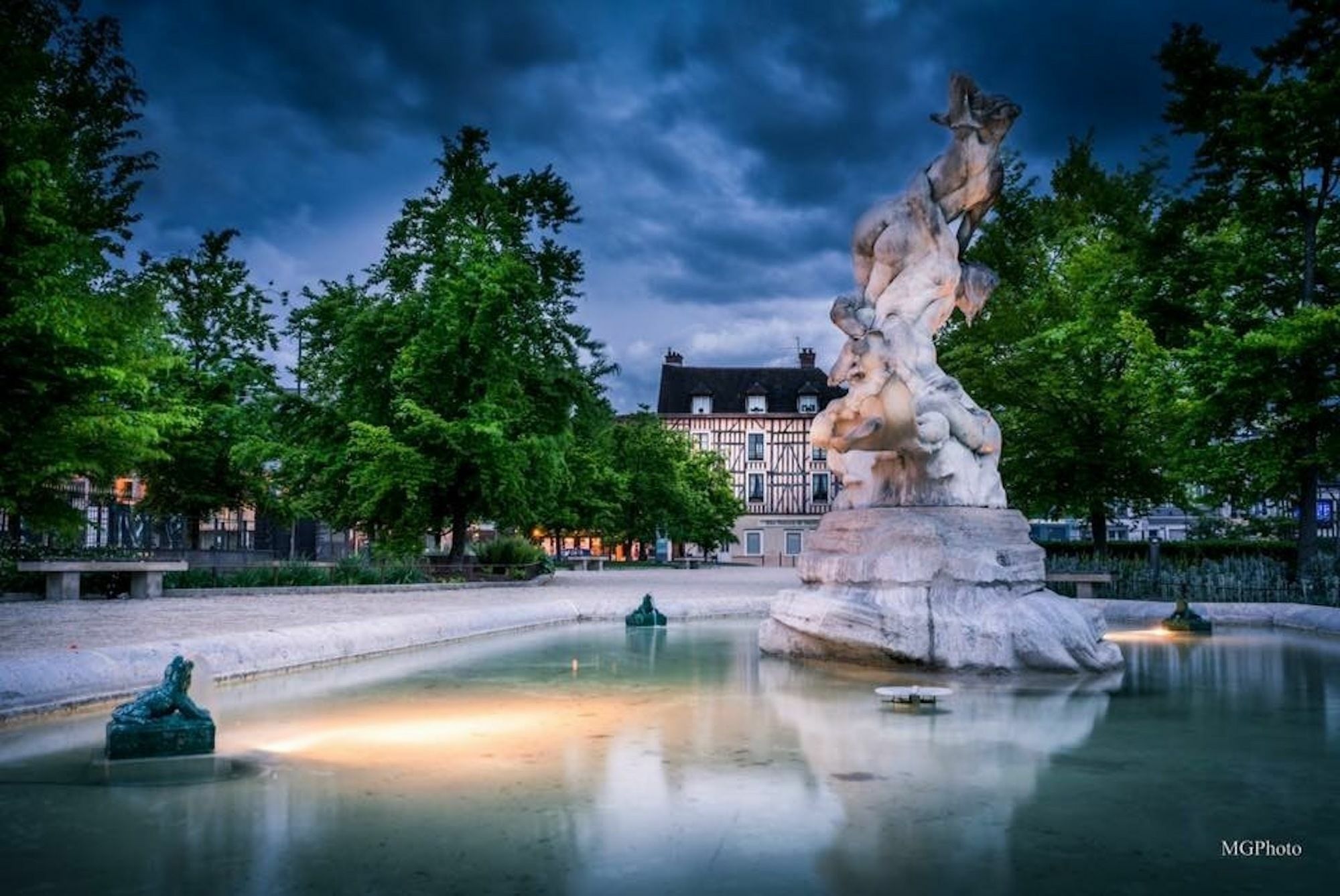 Logis Hotel Du Cirque Troyes Centre Historique Eksteriør billede