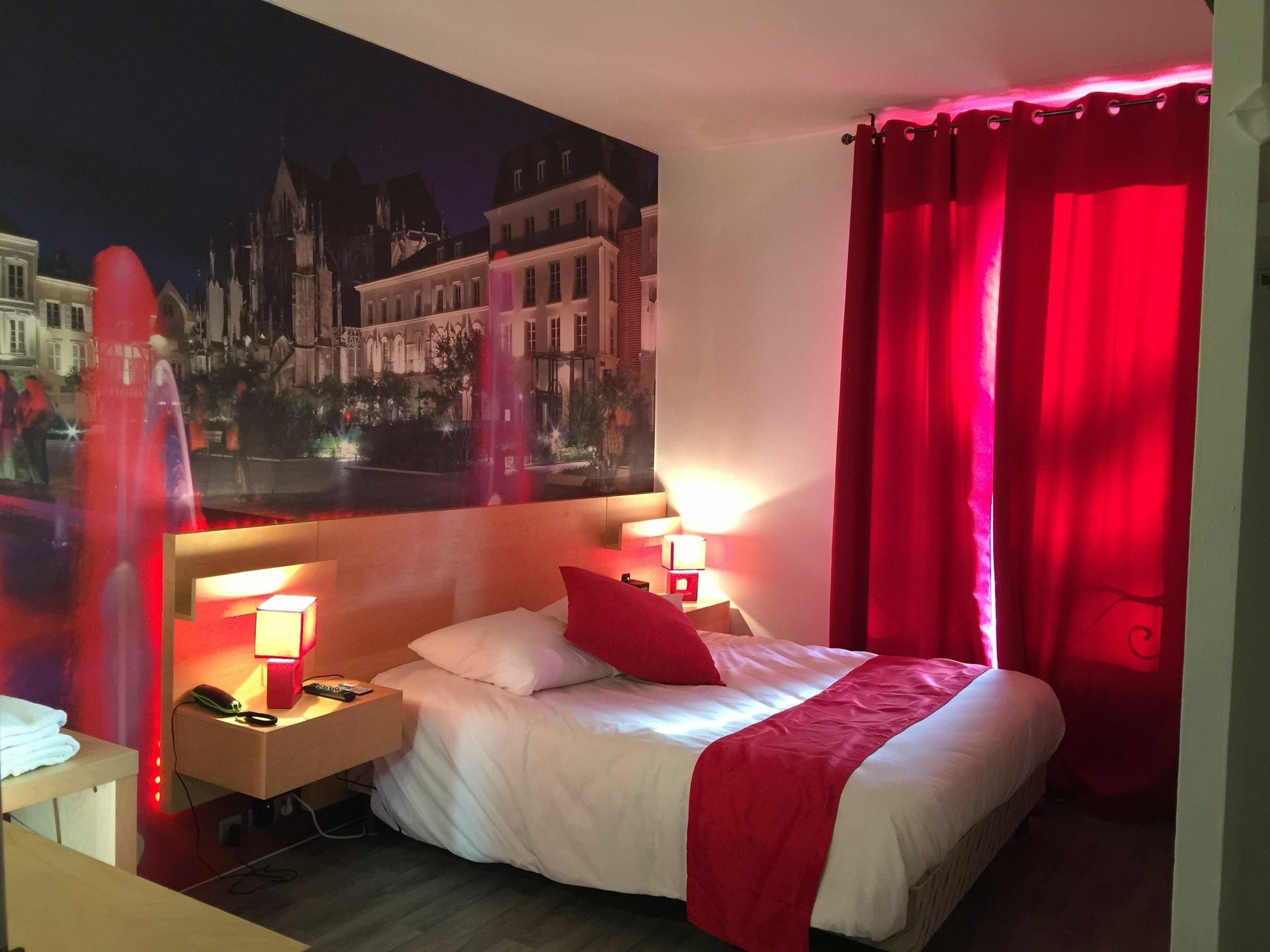 Logis Hotel Du Cirque Troyes Centre Historique Eksteriør billede